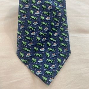 Vineyard vines 100% silk frog tie